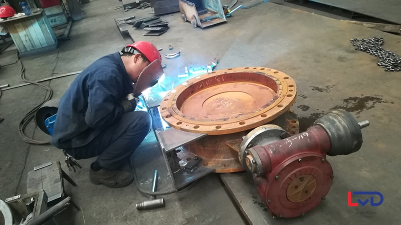 鋁都閥門DN600雙偏心法蘭蝶閥站腳、起吊環(huán)焊接加工現(xiàn)場