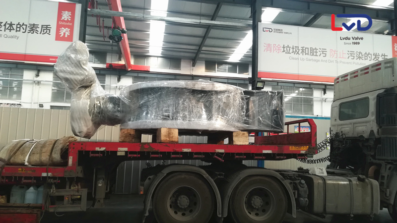 <裝車(chē)實(shí)拍>2米4電動(dòng)硬密封法蘭蝶閥發(fā)往福建漳州