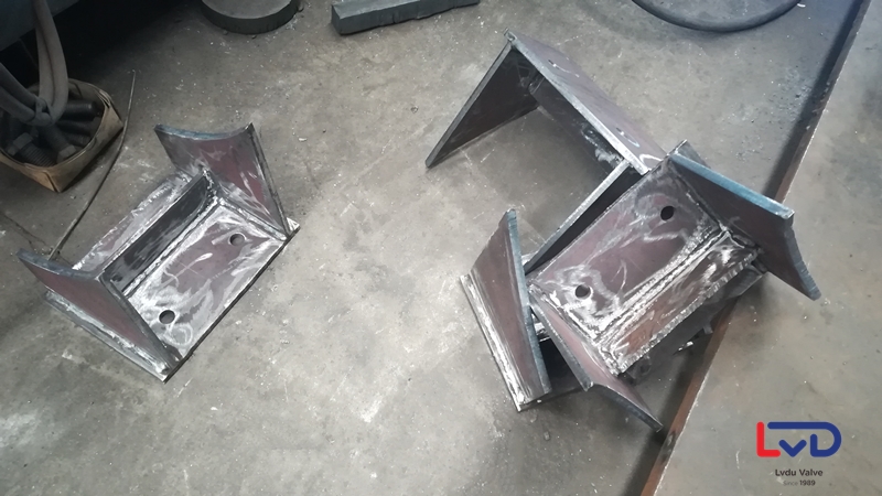鋁都閥門DN600法蘭蝶閥站腳、起吊環(huán)焊接加工現場