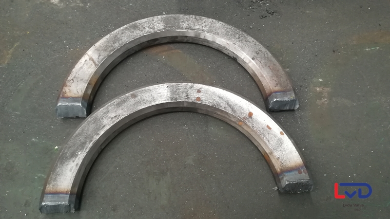 鋁都閥門DN600法蘭蝶閥站腳、起吊環(huán)焊接加工現場